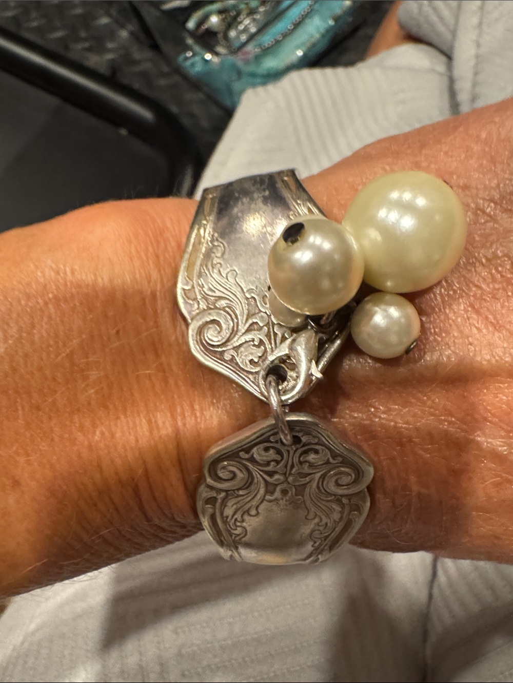Vintage-Style Silver Bracelet with Cream Pearl Accents